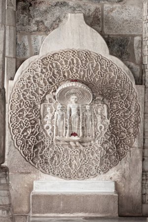 Komplizierte Architektur von Jain God Statue in historischen Ranakpur Jain Tempel, Rajasthan, Indien.