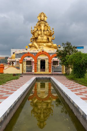 Dios hindú, templo dorado de Panchamukhi Ganesh en los suburbios de la ciudad de Bangalore, India.