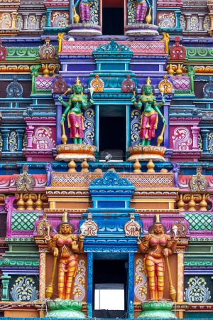 Detalle colorida arquitectura del templo de la diosa Kanakadurga en la ciudad de Vijayawada, Andhra Pradesh, India