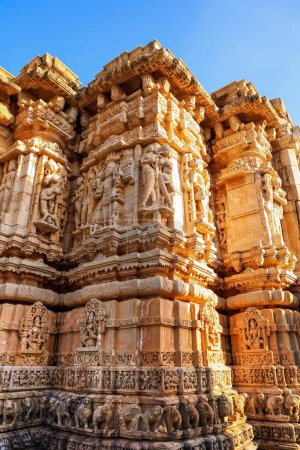 Arquitectura intrincada y ruinas en el templo de la Diosa Shani Deity en el fuerte de Chittorgarh en Rajasthan, India.