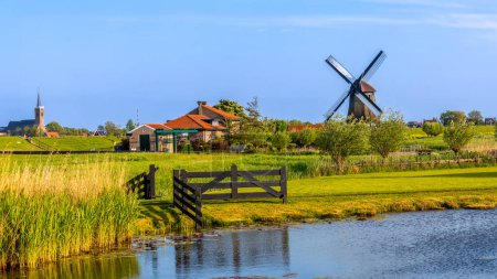 Molino de viento histórico llamado Ondermolen K en el norte de los Países Bajos durante la primavera.