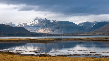 Téléchargez les photos : Panoramic view of reflections of Volcanic mountains along the cape of Iceland. - en image libre de droit