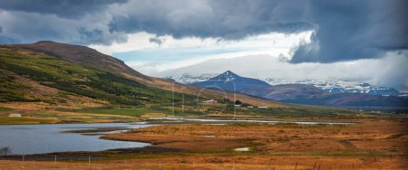 Téléchargez les photos : Vue panoramique du paysage montagneux pittoresque de la campagne islandaise au printemps. - en image libre de droit