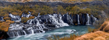 Panoramablick auf die malerischen Wasserfälle von Hraunfossar in Island im Frühling.