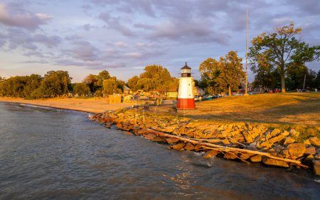 Faro histórico de Vermilion en el parque del estado de la vista del puerto en la ciudad de Vermilion Ohio bajo luz de la tarde.