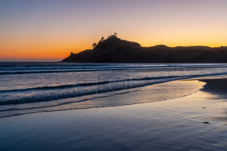 Téléchargez les photos : Scenic landscape of Sea stacks at along Oregon Pacific coast under twilight. - en image libre de droit