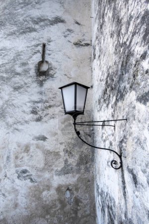Téléchargez les photos : Close up view of a traditional lamp on white and grey wall of Hohensalzburg Fort in Salzberg, Austria. - en image libre de droit