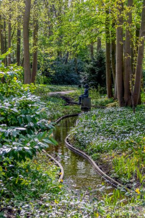 Téléchargez les photos : Lisse, Netherlands April 12,2024 : Scenic Keukenhof gardens landscape in Netherlands, world famous gardens opens during spring time . - en image libre de droit