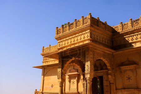 Historische Sandsteintempel Shiva Tempel am Gadisar See in Jaisalmer, Rajasthan.