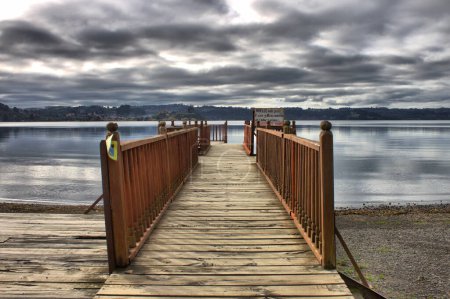 Muelle de madera en el lago Llanquihue en Puerto Octay, Chile
