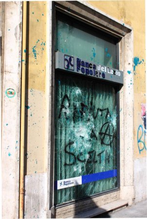 Téléchargez les photos : ROME - 15 octobre : Dévastation d'une agence bancaire par des groupes de black block lors des manifestations d'Indignatos le 15 octobre 2011 à Rome, Italie - en image libre de droit