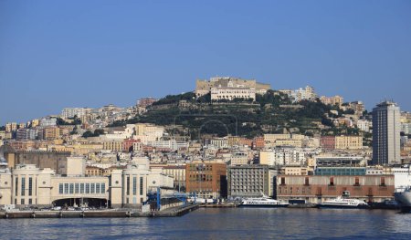 Foto de Vista panorámica de Nápoles con Cartuja de San Martín y el castillo de San Elmo. Italia - Imagen libre de derechos