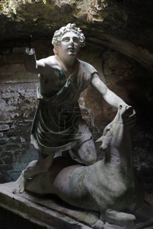 Statue des Gottes Mithras, der einen Stier in Ostia Antica tötet. Rom, Italien