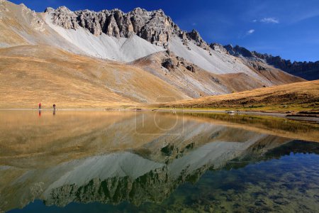 Foto de Lago Souliers situado sobre el paso Izoard (después de una hora de caminata desde el aparcamiento Casse deserte), con reflejos de la cordillera y los colores de otoño, Parque Natural Regional de Queyras, Alpes del Sur, Francia - Imagen libre de derechos