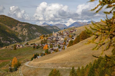 Foto de Coloridos paisajes otoñales con cordillera, campos y pueblo de Saint Veran, Parque Natural Regional de Queyras, Alpes del Sur - Imagen libre de derechos