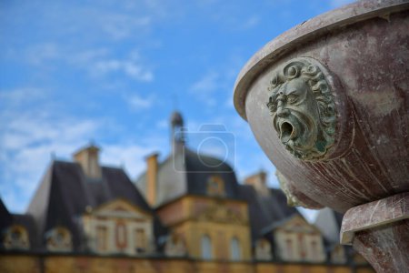 Detailaufnahme des Brunnens am Place Ducale in Charleville Mezieres, Ardennen, Grand Est, Frankreich. Place Ducale in einem architektonischen Juwel aus dem 17. Jahrhundert