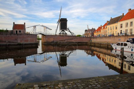 Der alte Hafen von Heusden, Nordbrabant, Niederlande, eine befestigte Stadt, 19km von Hertogenbosch entfernt, mit einer Zugbrücke und einer Windmühle