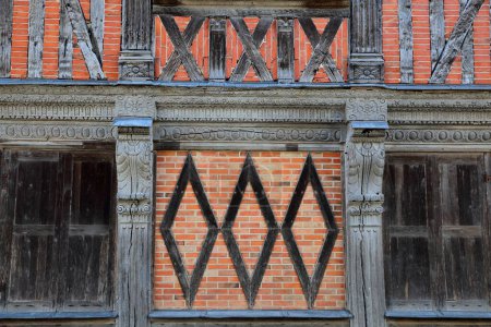 Foto de Detalles de las tallas en Maison Renaissance, una casa de entramado de madera (fechada en 1580) en Bar sur Seine, Aube, Grand Est, champagne ardenne, Francia - Imagen libre de derechos