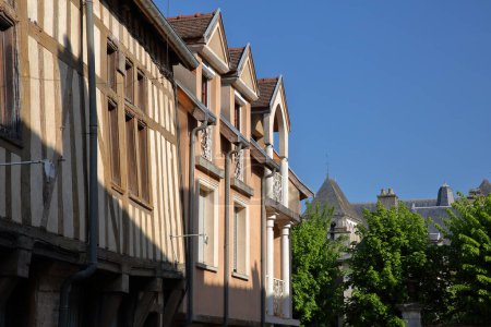 Foto de Coloridas casas de entramado de madera en Bar sur Seine, Aube, Grand Est, champagne ardenne, Francia - Imagen libre de derechos