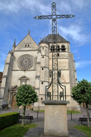 Foto de La fachada exterior de la iglesia de Santa Etienne en Bar sur Seine, Aube, Grand Est, champagne ardenne, Francia, con arquitectura gótica - Imagen libre de derechos