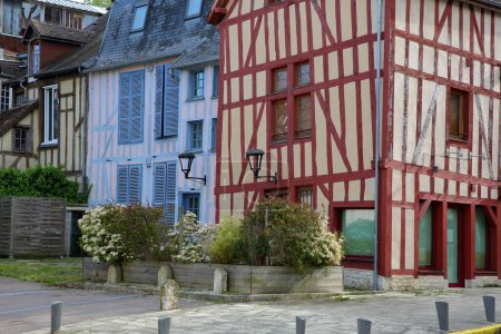 Foto de Coloridas casas de entramado de madera en Bar sur Seine, Aube, Grand Est, champagne ardenne, Francia - Imagen libre de derechos