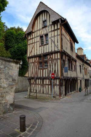 Foto de Una casa de entramado de madera (del siglo 16) en el centro de Bar sur Seine, Aube, Grand Est, champagne ardenne, Francia - Imagen libre de derechos