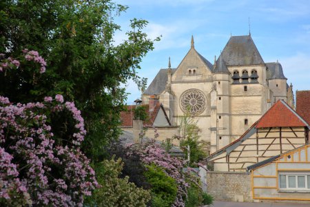 Foto de La fachada exterior de la iglesia de Santa Etienne en Bar sur Seine, Aube, Grand Est, champagne ardenne, Francia, con arquitectura gótica - Imagen libre de derechos