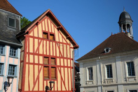 Foto de El Ayuntamiento de Bar sur Seine, Aube, Grand Est, champagne ardenne, Francia, con una antigua casa de madera colorida - Imagen libre de derechos