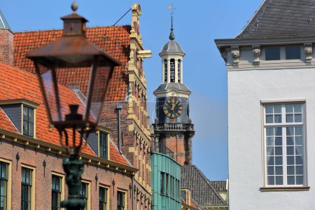 Foto de Primer plano de las casas medievales históricas tradicionales en el casco antiguo histórico de Zutphen, Güeldres, Países Bajos, situado a lo largo de la calle Lange Hofstraat, con la torre Wijndragerstoren (o Wijnhuistoren) - Imagen libre de derechos