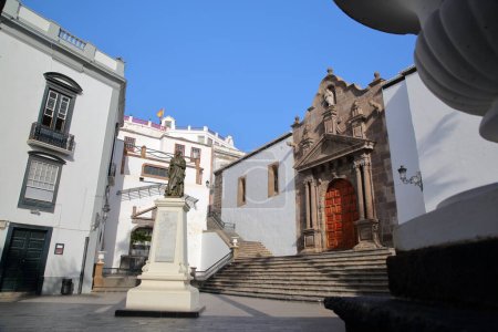 Plaza de Espana (Espana-Platz) in Santa Cruz de la Palma, La Palma, Kanarische Inseln, Spanien, mit der Mutterkirche von El Salvador und der Statue von Manuel Diaz Hernandez (Denkmal aus dem Jahr 1897), einem Priester und spanischen Humanisten