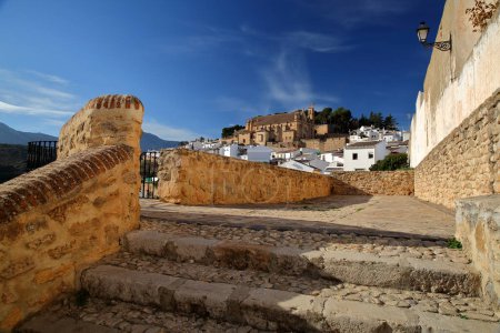 Callejon de la Piscina (Gasse von Piscina), hinter der Carmen-Kirche in Antequera, Provinz Malaga, Andalusien, Spanien, mit der Kirche Colegiata de Santa Maria la Mayor im Hintergrund