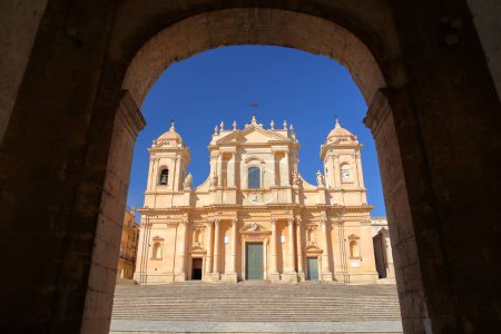 Basilica Minore di San Nicolo (Kathedrale des Hl. Nikolaus), gelegen auf der Piazza del Duomo in Noto, Syrakus, Sizilien, Italien, durch die Arkaden des Rathauses (Ducezio-Palast)