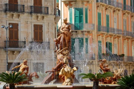 Fontaine Artemis (ou fontaine Diana, datant de 1906) située sur la Piazza Archimede (place Archimede) dans l'île d'Ortigia, Syracuse, Sicile, Italie