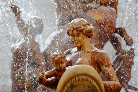 Detailaufnahme des Artemis-Brunnens (oder Diana-Brunnen aus dem Jahr 1906) auf der Piazza Archimede auf der Insel Ortigia, Syrakus, Sizilien, Italien