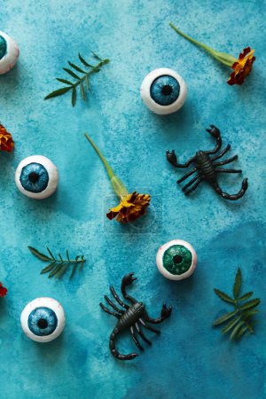 Foto de Patrón de Halloween colorido con globos oculares, escorpiones y caléndulas francesas - Imagen libre de derechos