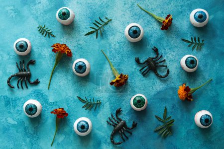 Téléchargez les photos : Motif halloween coloré avec globes oculaires, scorpions et soucis français - en image libre de droit