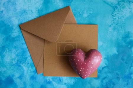 Téléchargez les photos : Un objet en forme de cœur sur une carte avec une enveloppe marron - en image libre de droit