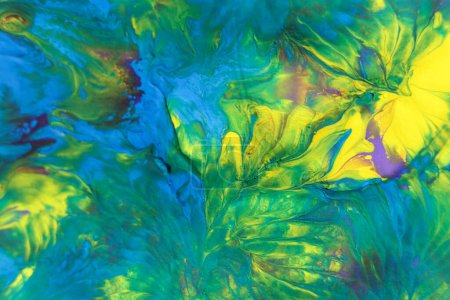 Fond abstrait de peinture acrylique dans les tons bleu, vert et jaune.