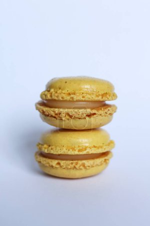 süße und köstliche französische Macarons auf weißem Hintergrund