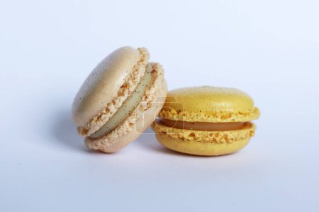 süße und köstliche französische Macarons auf weißem Hintergrund