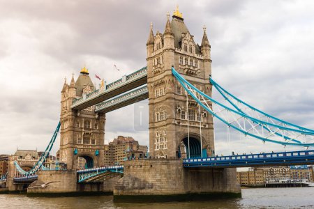 Téléchargez les photos : Tower Bridge à Londres par temps nuageux - en image libre de droit