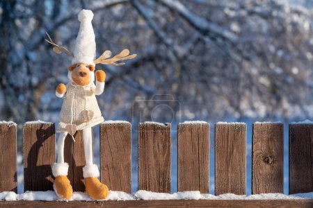 Téléchargez les photos : Figure de cerf de Noël sur la clôture. Concept de drôle de journée d'hiver et l'esprit de Noël. - en image libre de droit