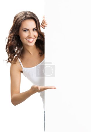 Foto de Feliz sonrisa hermosa mujer joven mostrando letrero en blanco o espacio de copia para el eslogan o el texto, aislado sobre fondo blanco - Imagen libre de derechos