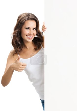 Téléchargez les photos : Joyeux sourire belle jeune femme montrant panneau vierge ou copyspace pour slogan ou texte, isolé sur fond blanc - en image libre de droit