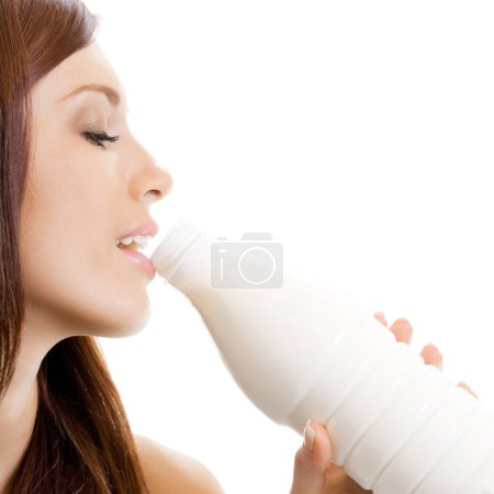 Téléchargez les photos : Belle femme buvant du lait, isolée sur fond blanc - en image libre de droit