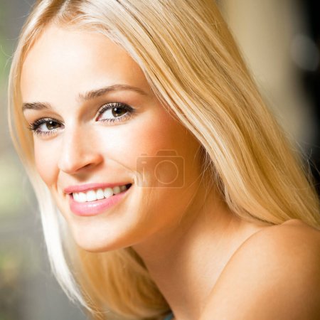 Téléchargez les photos : Portrait de joyeuse jeune femme blonde souriante et joyeuse, à l'intérieur - en image libre de droit