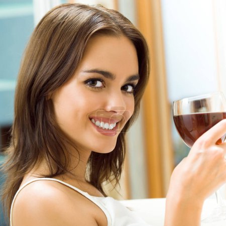 Foto de Retrato de joven feliz sonriente alegre hermosa mujer con copa de vino tinto - Imagen libre de derechos
