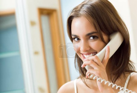 Téléchargez les photos : Femme gaie parlant au téléphone, à la maison, avec copyspace - en image libre de droit