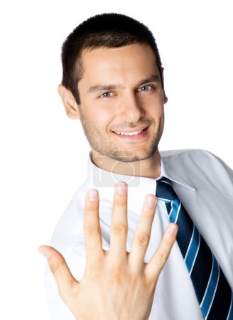 Téléchargez les photos : Portrait d'homme d'affaires souriant heureux montrant cinq doigts, isolé sur fond blanc - en image libre de droit