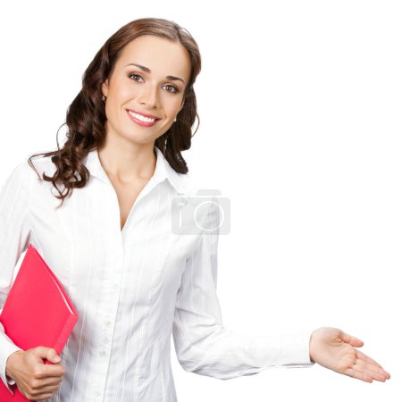 Foto de Feliz joven mujer de negocios sonriente mostrando área en blanco para signo o copyspase, aislado sobre fondo blanco - Imagen libre de derechos